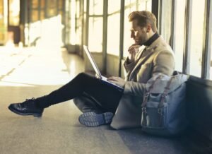 man sitting on floor while using laptop, Pedrovazpaulo Business Consultants